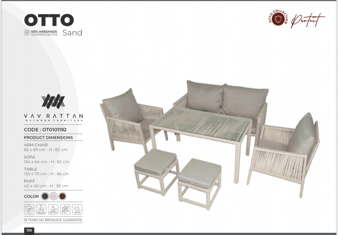 Otto kum rengi rattan bahçe mobilya takımı - 2 berjer, ikili kanepe, cam sehpa ve 2 puf